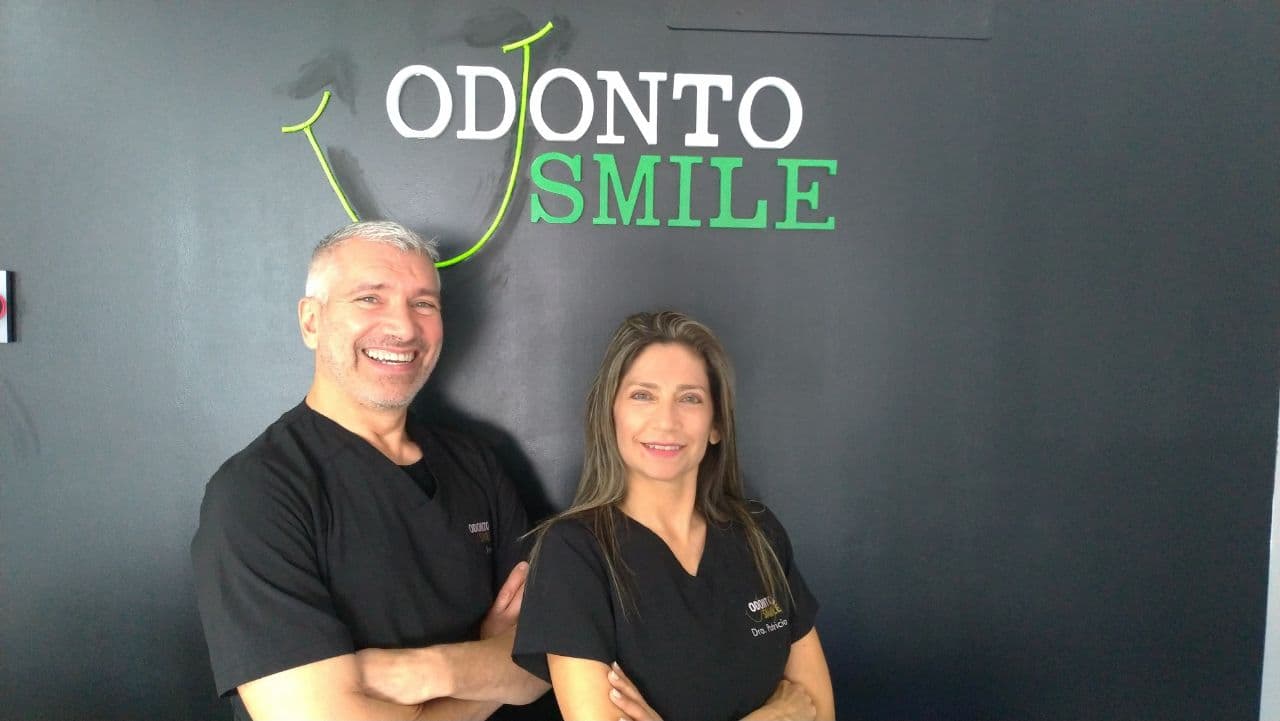 La Dra. Patricia Chillán y Xavier Zabaleta en la clínica OdontoSmile